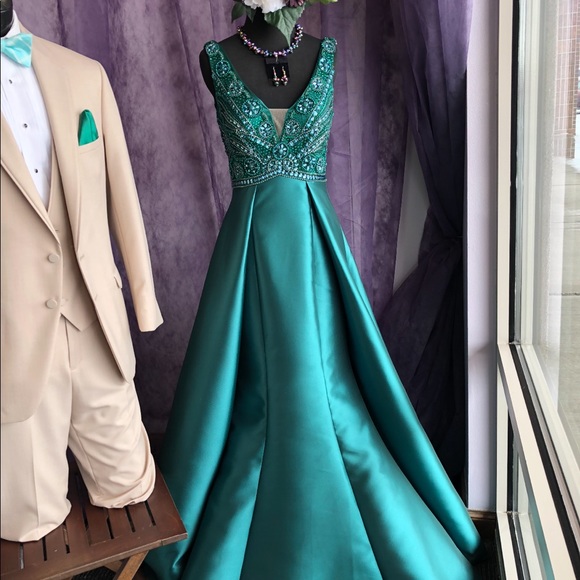 Prom dress - Picture 4 of 5